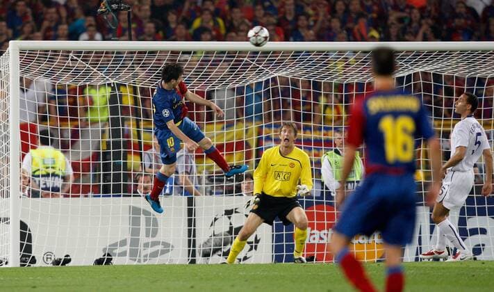 Lionel Messi (FC Barcelona) trifft per Kopf zum 2:0 gegen Torwart Edwin van der Sar (Manchester United) -  Fußball EC 1 Herren Champions League 2008 2009, Finale, FC Barcelona - Manchester United 2:0, Barca, ManU Gruppe Rom Dynamik,