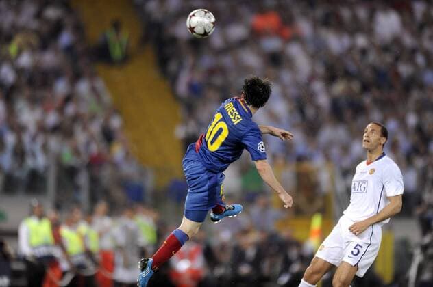 Lionel Messi (FC Barcelona, li.) erzielt per Kopfball das 2:0, Rio Ferdinand (Manchester United) kann nur staunen Fußball EC 1 Herren Champions League 2008 2009, Finale, FC Barcelona - Manchester United 2:0, ManU, Barca, Vdig Gruppe Rom Dynamik, Höhe,