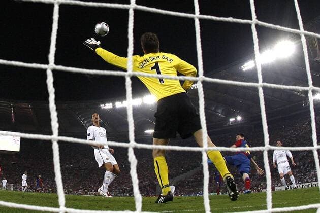 Lionel Messi (FC Barcelona, 2.v.re.) erzielt das Tor zum 2:0 per Kopf gegen Torwart Edwin van der Sar (Manchester United) - (Serie 1 3) -  Fußball EC 1 Herren Champions League 2008 2009, Finale, FC Barcelona - Manchester United 2:0, Barca, ManU Totale Rom Dynamik,