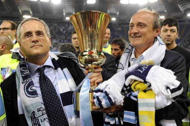 Präsident Claudio Lotito (li.) und Trainer Delio Rossi (beide Lazio Rom) mit der Trophäe - Lazio ist italienischer Pokalsieger 2008 2009 -  Fußball Herren Coppa Italia 2008 2009, Italienischer Pokal, Finale, Pokalfinale, Pokalspiel, Lazio Rom Gruppe Rom Freude,