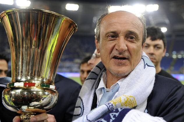 Fußball, Trainerhistorie Lazio Rom von 1997 bis heute Trainer Delio Rossi (Lazio Rom) mit der Trophäe - Lazio ist italienischer Pokalsieger 2008 2009 -  Fußball Herren Coppa Italia 2008 2009, Italienischer Pokal, Finale, Pokalfinale, Pokalspiel, Lazio Rom Einzelbild Rom Freude,