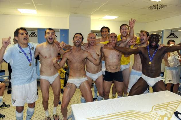 Kabinenfeier Lazio Rom mit u.a. Tommaso Rocchi (4.v.li.) und Simone Del Nero (3.v.li.) und Mobido Diakite (re.) - Lazio ist italienischer Pokalsieger 2008 2009 -  Fußball Herren Coppa Italia 2008 2009, Italienischer Pokal, Finale, Pokalfinale, Pokalspiel, Lazio Rom Gruppe Rom Freude,