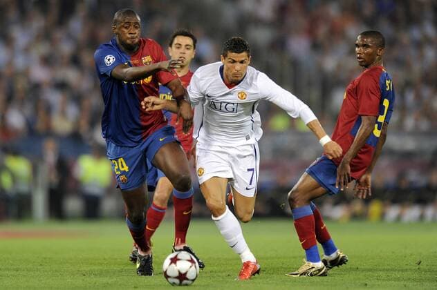 Cristiano Ronaldo (Manchester United, Mitte) gegen Yaya Toure (li.) und Samuel Eto o (beide FC Barcelona) Fußball EC 1 Herren Champions League Finale 2008 2009, ManU - Barca 0:2 Gruppe Rom Dynamik,