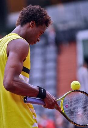 Gael Monfils (Frankreich) balanciert den Ball auf seiner Schlägerkante -  Tennis Herren French Open 2009, Grand Slam, ATP Tour Einzelbild Roland Garros Paris