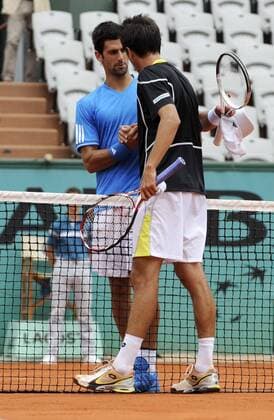 Novak Djokovic (Serbien, li.) verabschiedet sich von Sergiy Stakhovsky (Ukraine) Tennis Herren French Open 2009, Grand Slam, ATP Tour, Vdig Gruppe Roland Garros Paris