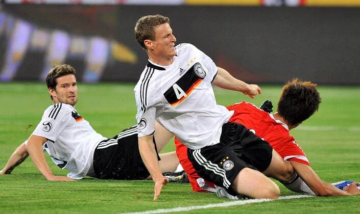 Robert Huth (Mitte) und Arne Friedrich (beide Deutschland, li.) im Duell -  (IMC2009052949630) Fußball Länderspiel Herren Freundschaftsspiel 2009, Test, Testspiel, Nationalteam, Nationaltrikot, China - Deutschland 1:1 Gruppe Shanghai Dynamik,