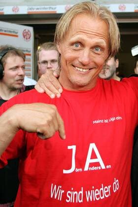 JA wir sind wieder da - Trainer Jörn Andersen (Mainz) bejubelt den Aufstieg 2009 Fußball 2. BL Herren Saison 2008 2009, FSV Mainz 05, Aufstieg, Aufsteiger, aufgestiegen, Aufstiegsfeier, feiern Einzelbild Mainz Freude,
