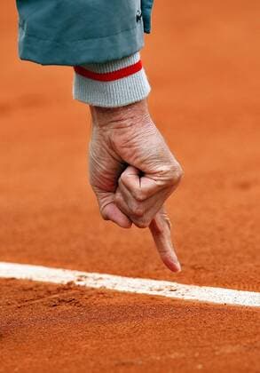 Hand eines Tennis Schiedsrichters zeigt auf die Linie -  Tennis Herren Sand 2009, Sandplatz, Sandplatztennis, Sandplatzturnier Einzelbild Paris