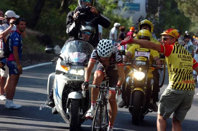 Carlos Sastre (Spanien Cervelo) bekommt von einem Fan eine Abkühlung -  Radsport Herren Giro d Italia 2009, dItalia, Straßenradsport, Straße, Rad, Vdig Gruppe 19. Etappe: Avellino - Mount Vesuvius