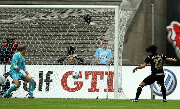 Fatmire Bajramaj (Duisburg) erzielt gegen Torfrau Desiree Schumann (Potsdam) das Tor zum 1:0 Fußball Damen DFB Pokal Finale 2008 2009, Pokalfinale, Pokal, Pokalspiel, Frauen, Frauenfußball Gruppe Berlin