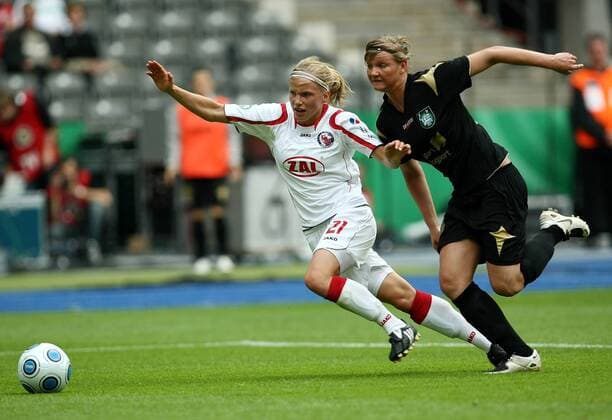 Tabea Kemme (Potsdam, li.) gegen Alexandra Popp (Duisburg) Fußball Damen DFB Pokal Finale 2008 2009, Pokalfinale, Pokal, Pokalspiel, Frauen, Frauenfußball Gruppe Berlin Dynamik,