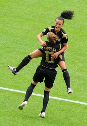 Fatmire Bajramaj (hi.) und Simone Laudehr (beide Duisburg) - Torjubel Fußball Damen DFB Pokal 2008 2009, Pokalspiel, Finale, Pokalfinale, Frauen, Frauenfußball, FCR 2001 Duisburg Gruppe Berlin Freude, Begeisterung,