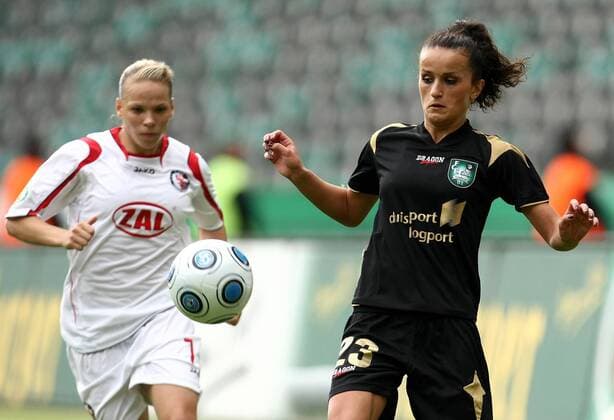 Fatmire Bajramaj (Duisburg, re.) gegen Isabel Kerschowski (Potsdam) Fußball Damen DFB Pokal 2008 2009, Pokalspiel, Finale, Pokalfinale, Frauen, Frauenfußball Gruppe Berlin