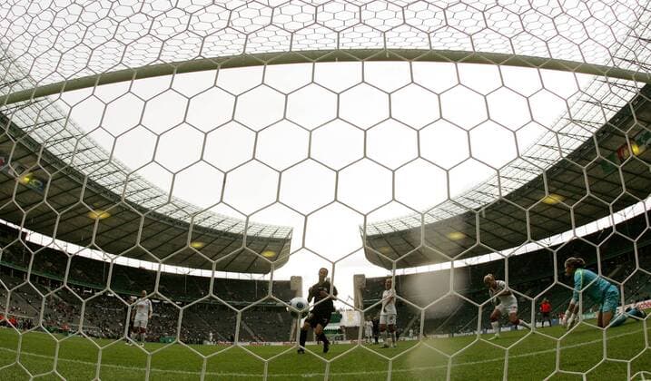 Femke Maes (Duisburg) erzielt das das 4:0 beim DFB Pokalfinale im Berliner Olympiastadion Fußball Damen DFB Pokal 2008 2009, Pokalspiel, Finale, Pokalfinale, Frauen, Frauenfußball Totale Olympiastadion Berlin
