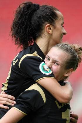 Simone Laudehr (re.) und Fatmire Bajramaj (beide Duisburg) - Torjubel Fußball Damen DFB Pokal 2008 2009, Pokalspiel, Finale, Pokalfinale, Frauen, Frauenfußball, FCR 2001 Duisburg Gruppe Berlin Freude, Begeisterung,