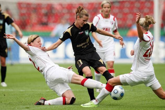 Simone Laudehr (Duisburg, Mitte) gegen Stefanie Draws (li.) und Bianca Schmidt (beide Potsdam) Fußball Damen DFB Pokal 2008 2009, Pokalspiel, Finale, Pokalfinale, Frauen, Frauenfußball Gruppe Berlin Dynamik,