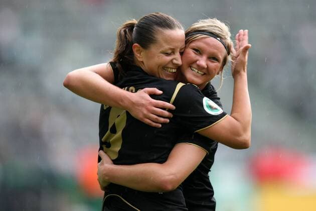Inka Grings (li.) und Alexandra Popp (beide Duisburg) - Torjubel Fußball Damen DFB Pokal 2008 2009, Pokalspiel, Finale, Pokalfinale, Frauen, Frauenfußball, FCR 2001 Duisburg Gruppe Berlin Glück, Freude, Begeisterung,
