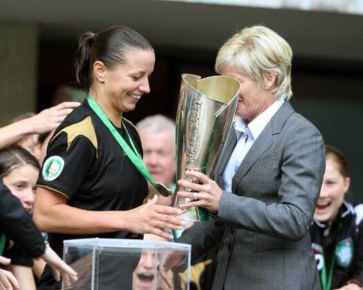 Inka Grings (Duisburg) erhält den DFB Pokal aus den Händen von Bundestrainerin Silvia Neid Fußball Damen DFB Pokal 2008 2009, Pokalspiel, Finale, Pokalfinale, Frauen, Frauenfußball, FCR Duisburg 2001 Gruppe Berlin Freude,