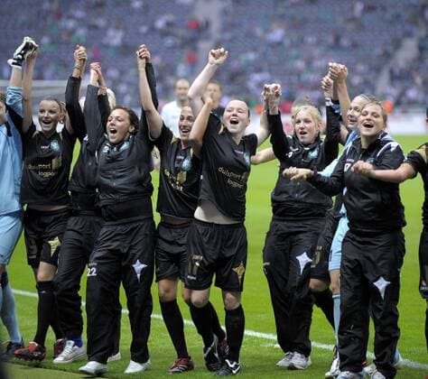 Duisburg ist DFB Pokalsieger, u.a. Corina Schröder (li.), Marina Hegering (Mitte) und Irini Ioannidou (re.) Fußball Damen DFB Pokal Finale 2008 2009, Pokalfinale, Pokal, Pokalspiel, Frauen, Frauenfußball Gruppe Berlin Freude,