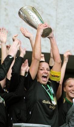 Inka Grings (Duisburg) stemmt stolz den DFB Pokal Fußball Damen DFB Pokal 2008 2009, Pokalspiel, Finale, Pokalfinale, Frauen, Frauenfußball, FCR Duisburg 2001 Einzelbild Berlin Freude,