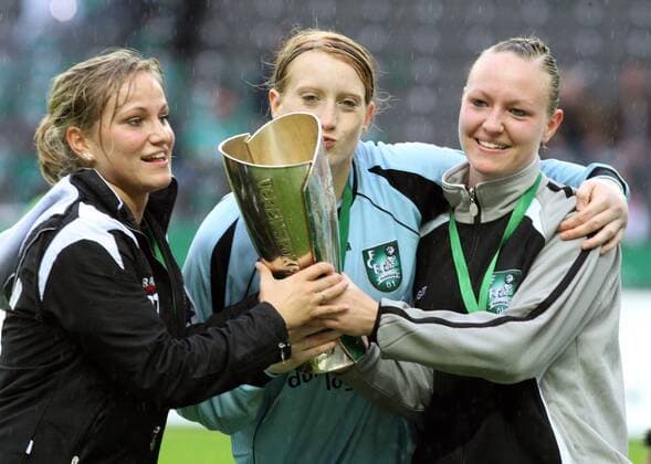 Irini Ioannidou (li.), Elena Hauer (re.) und Torfrau Kathrin Längert (beide Duisburg) mit dem DFB Pokal Fußball Damen DFB Pokal 2008 2009, Pokalspiel, Finale, Pokalfinale, Frauen, Frauenfußball, FCR Duisburg 2001 Gruppe Berlin Freude,