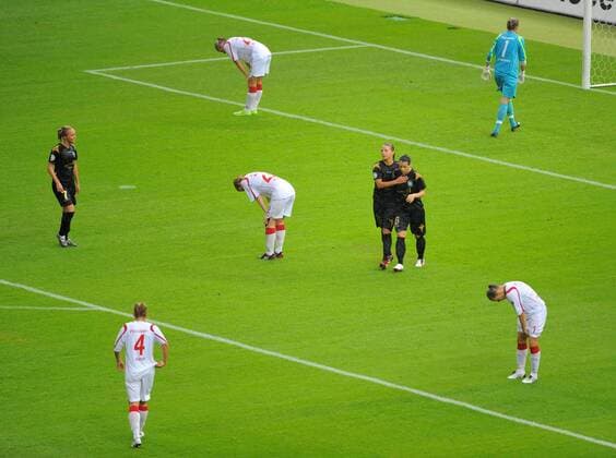 Jubel Duisburg, daneben enttäuschte Potsdamerinnen Fußball Damen DFB Pokal Finale 2008 2009, Pokalfinale, Pokal, Pokalspiel, Frauen, Frauenfußball Totale Berlin Freude,