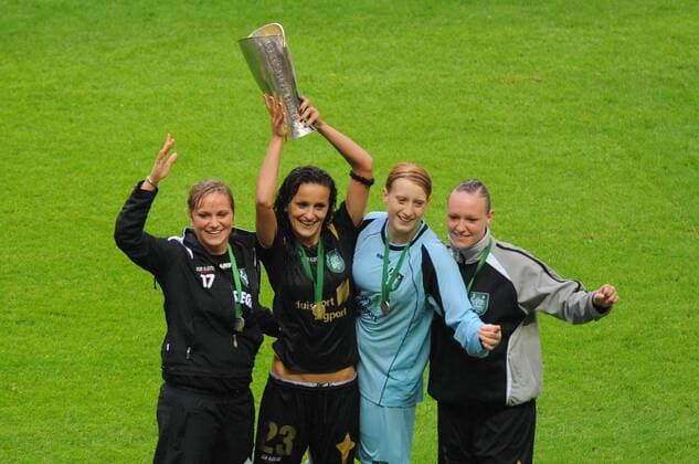 Duisburg ist DFB Pokalsieger 2009 v.li.: Irini Ioannidou, Fatmire Bajramaj, Torfrau Kathrin Längert und Elena Hauer Fußball Damen DFB Pokal Finale 2008 2009, Pokalfinale, Pokal, Pokalspiel, Frauen, Frauenfußball Gruppe Berlin Freude,