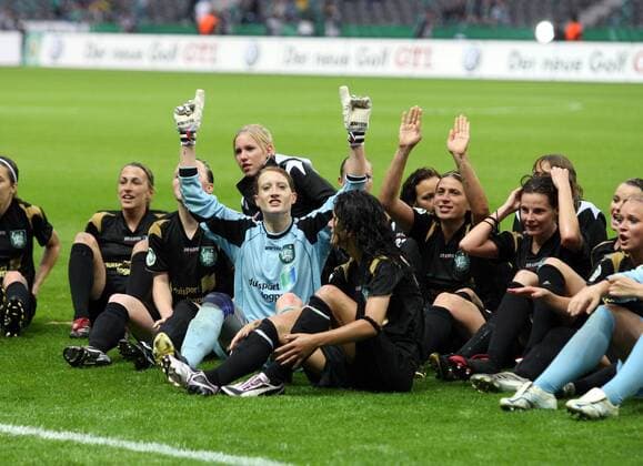 Duisburg feiert den DFB Pokalsieg 2009, u.a. Torfrau Kathrin Längert Fußball Damen DFB Pokal 2008 2009, Pokalspiel, Finale, Pokalfinale, Frauen, Frauenfußball, FCR Duisburg 2001 Gruppe Berlin Freude,