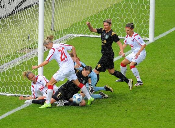 Gedränge vor dem Kasten von Torfrau Kathrin Längert (Duisburg) Fußball Damen DFB Pokal Finale 2008 2009, Pokalfinale, Pokal, Pokalspiel, Frauen, Frauenfußball Gruppe Berlin
