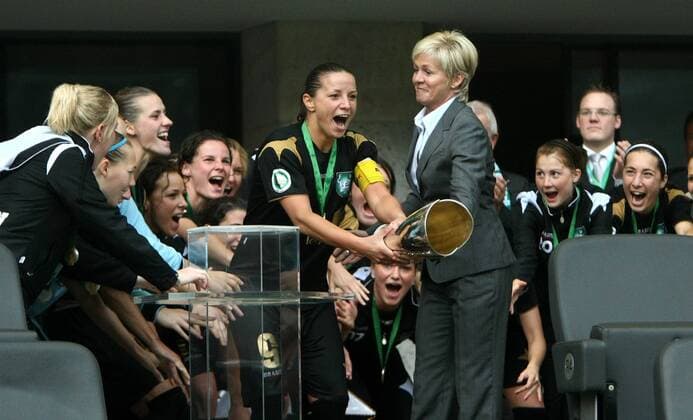 Inka Grings (Duisburg, mit Trophäe) und ihre Mannschaft feiern den DFB Pokalsieg 2009, daneben Bundestrainerin Silvia Neid (Deutschland) Fußball Damen DFB Pokal 2008 2009, Pokalspiel, Finale, Pokalfinale, Frauen, Frauenfußball, FCR 2001 Duisburg Gruppe Berlin Freude, Begeisterung,