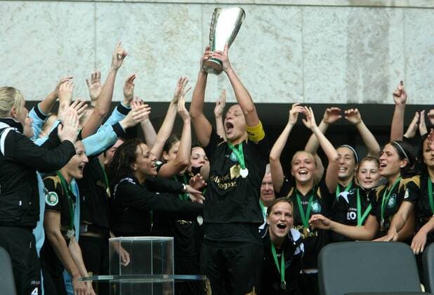 Inka Grings (Duisburg, mit Trophäe) und ihre Mannschaft feiern den DFB Pokalsieg 2009 Fußball Damen DFB Pokal 2008 2009, Pokalspiel, Finale, Pokalfinale, Frauen, Frauenfußball, FCR 2001 Duisburg Gruppe Berlin Freude, Begeisterung,