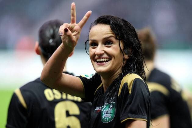 Fatmire Bajramaj (Duisburg) - DFB Pokalsieger 2008 2009 Fußball Damen DFB Pokal Finale 2008 2009, Pokalfinale, Pokal, Pokalspiel, Frauen, Frauenfußball Einzelbild Berlin Freude,