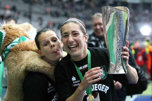 Jennifer Oster (li.) und Annemieke Kiesel (beide Duisburg) - DFB Pokalsieger 2008 2009 Fußball Damen DFB Pokal Finale 2008 2009, Pokalfinale, Pokal, Pokalspiel, Frauen, Frauenfußball Gruppe Berlin Freude,