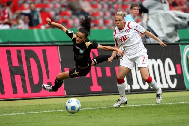 Fatmire Bajramaj (Duisburg, li.) gegen Isabel Kerschowski (Potsdam) Fußball Damen DFB Pokal Finale 2008 2009, Pokalfinale, Pokal, Pokalspiel, Frauen, Frauenfußball Gruppe Berlin Dynamik, Kampf,