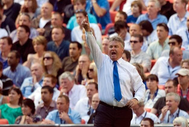 Trainer Guus Hiddink (Chelsea) gibt Anweisungen - EDITORIAL USE ONLY. No use with unauthorised audio, video, data, fixture lists, club league logos or live services. Online in-match use limited to 120 images, no video emulation. No use in betting, games or single club league player publications. Fußball Herren FA Cup 2008 2009, Englischer Pokal, Pokalspiel, Finale, Pokalfinale, Chelsea FC London Einzelbild London
