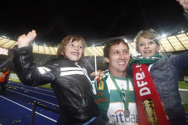 Frank Baumann (Bremen) verabschiedet sich als DFB Pokalsieger 2009 mit seinen Kindern Moritz und Luise von den Anhängern Fußball Herren DFB Pokal 2008 2009, Pokalspiel, Finale, Pokalfinale, Werder Bremen Gruppe Berlin Freude,