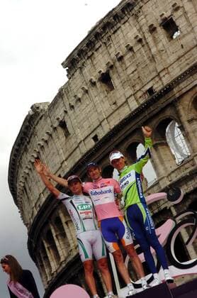 Siegerehrung des Giro d Italia 2009 vor dem Kolosseum in Rom, v.li.: Danilo di Luca (Italien LPR), Gesamtsieger Denis Menchov (Russland Rabobank) und Franco Pellizotti (Italien Liquigas) -  Radsport Herren Giro d Italia 2009, dItalia, Straßenradsport, Straße, Rad Gruppe 21. Etappe: Rom Freude,
