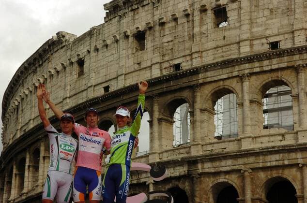 Siegerehrung des Giro d Italia 2009 vor dem Kolosseum in Rom, v.li.: Danilo di Luca (Italien LPR), Gesamtsieger Denis Menchov (Russland Rabobank) und Franco Pellizotti (Italien Liquigas) -  Radsport Herren Giro d Italia 2009, dItalia, Straßenradsport, Straße, Rad Gruppe 21. Etappe: Rom Freude,