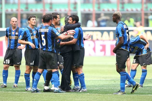 Luis Figo (3.v.re.) umarmt Trainer Jose Mourinho (beide Inter Mailand) nach der errungenen italienischen Meisterschaft 2009 -  Fußball Herren Serie A 2008 2009, 1. Italienische Liga, FC Internazionale Mailand Gruppe Mailand Begeisterung, Freude,