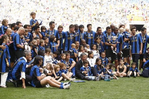 Inter Mailand feiert die italienische Meisterschaft 2009 und gibt sich dabei als große Familie -  Fußball Herren Serie A 2008 2009, 1. Italienische Liga, FC Internazionale Mailand Totale Mailand Begeisterung, Freude,