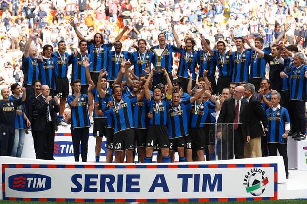Inter Mailand, Italienischer Meister, vorn v.li.: Cruz (9), Stankovic, Mancini, Maicon, Toldo, Zanetti, Balotelli, Cordoba (vorn), Muntari, Cambiasso; hi: Samuel (25), Jimenez, Ibrahimovic, Obinna, Scherrer, Materazzi, Chivu, ... -  Fußball Herren Serie A 2008 2009, 1. Italienische Liga, FC Internazionale Mailand Totale Luis Zlatan Victor Maxwell Marco Cristian Mailand Nicolas Paolo Davide Torwart Begeisterung, Freude,