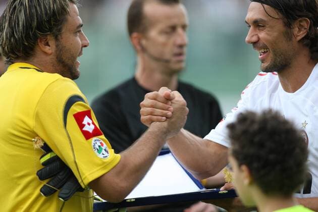 Torwart Sebastian Frey (Florenz, li.) verabschiedet Paolo Maldini (AC Mailand), der nach 902 Spielen und 12 Jahren als Kapitän des AC Mailand seine Karriere beendet -  Fußball Herren Serie A 2008 2009, 1. Liga, AC Mailand, Milan, Gruppe Florenz