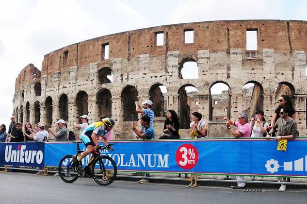 Lance Armstrong (USA Astana) vor dem Kolosseum in Rom - xFRA (NIAN09053103) Radsport Herren Giro d Italia 2009, dItalia, Straßenradsport, Straße, Rad, Zeitfahren, Einzelzeitfahren, Totale 21. Etappe: Rom