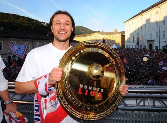 Niko Kovac mit der Meisterschale auf dem Rathaus Balkon - Red Bull Salzburg ist österreichischer Meister 2009 -  Fußball Herren Bundesliga 2008 2009, 1. Österreichische Liga, RedBull, RB, Meister, Meisterschaft, Meisterfeier Einzelbild o0 FC Salzburg Freude,