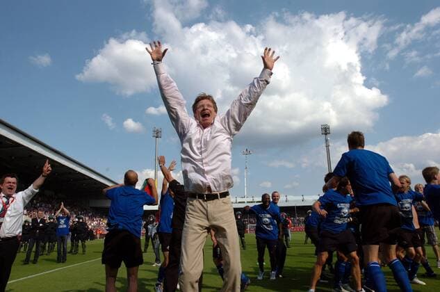 Präsident Peter Evers (Paderborn) jubelt über den Aufstieg 2009 Fußball Herren Saison 2008 2009, Relegation, Relegationsspiel, SC Paderborn 07 Gruppe o0 Feier Osnabrück Freude, Begeisterung,