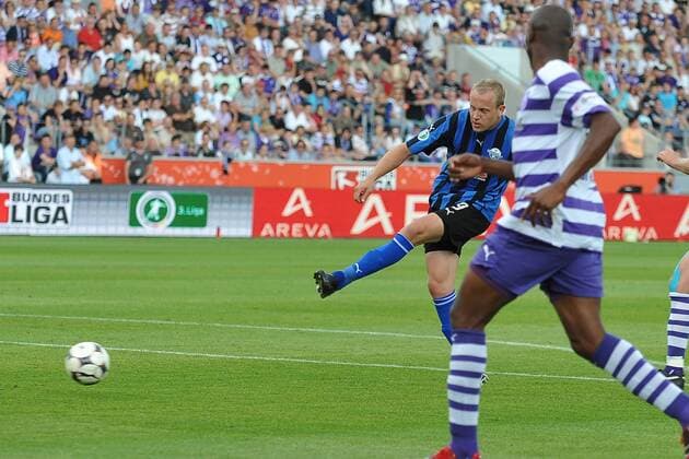 Frank Löning (Paderborn) trifft zum 0:1 gegen Osnabrück Fußball Herren Saison 2008 2009, Relegation, Relegationsspiel, VfL Osnabrück - SC Paderborn 07 0:1 Einzelbild Osnabrück , Dynamik,