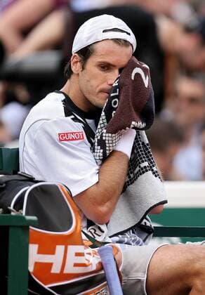 Thomas Haas (Deutschland) wischt sich mit einem Handtuch den Schweiß ab -  Tennis Herren French Open 2009, Grand Slam, ATP Tour Einzelbild Roland Garros Paris Erschöpfung,