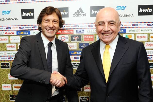 Vizepräsident Adriano Galliani (re.) präsentiert Leonardo als neuen Trainer des AC Mailand zur Saison 2009 2010 -  Fußball Herren Vorschau Serie A 2009 2010, 1. Italienische Liga, Milan, Präsentation, Pressetermin, Pressekonferenz Gruppe Mailand Freude,