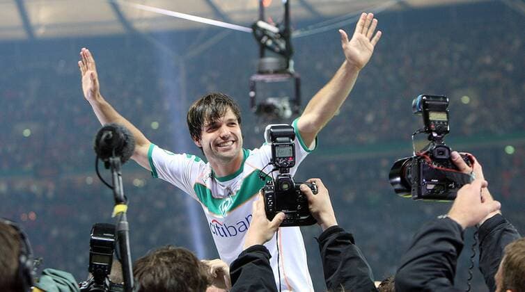 Diego (Bremen) verabschiedet sich als DFB Pokalsieger 2009 von den Anhängern Fußball Herren DFB Pokal 2008 2009, Pokalspiel, Finale, Pokalfinale, SV Werder Bremen Gruppe Berlin Begeisterung, Freude,
