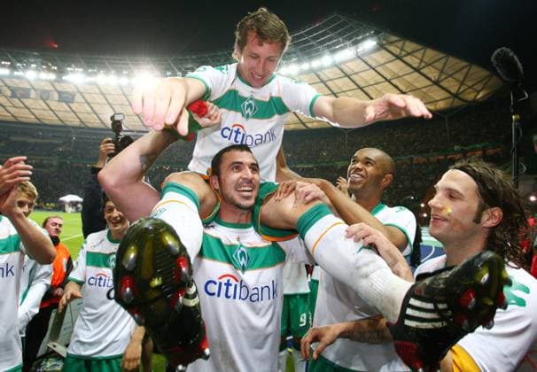 Fußball, DFB-Pokalfinale 2008 2009, Bayer 04 Leverkusen - SV Werder Bremen Frank Baumann feiert auf den Schultern von Hugo Almeida mit Naldo (2.v.re.) und Torsten Frings (alle Bremen) den Pokalsieg 2009 und sein Karriereende Fußball Herren DFB Pokal 2008 2009, Pokalspiel, Finale, Pokalfinale, SV Werder Bremen, Gruppe Berlin Freude,
